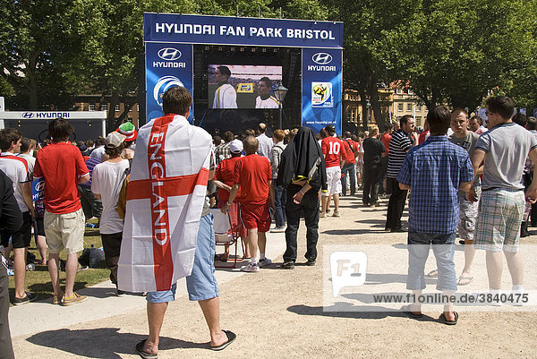 Zuschauer und Fans im Fan-Park  Flagge  Fahne  Live-Vorführung auf großem Flatscreen  Bühne  Fußballspiel  Fußball Weltmeisterschaft  Queen Square  Bristol  England  Großbritannien  Europa