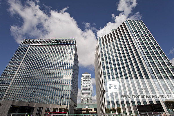 Bürogebäude in Canary Wharf  dem neuen Finanzzentrum von London in den Docklands  mit One Canada Square  höchstes Gebäude Englands  Großbritannien  Europa