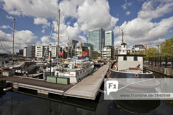 Boote im Hafen  Bürogebäude und Wohnhäuser in Canary Wharf  dem neuen Finanzzentrum von London in den Docklands  mit den Firmenzentralen der HSBC Bank und Barclays Bank  Großbritannien  Europa