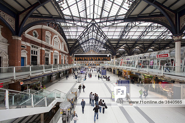 Bahnhofshalle der Liverpool Street Station im Zentrum von LONDON  Großbritannien  Europa