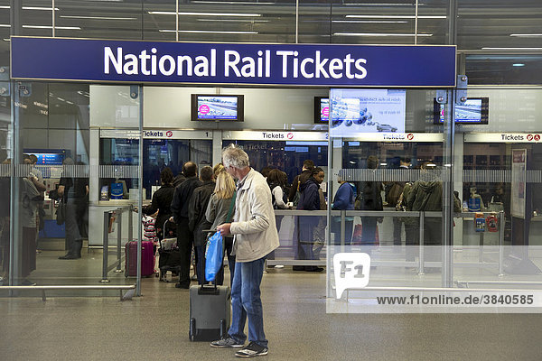 People buying tickets for the railway at Victoria Station  London  England  United Kingdom  Europe