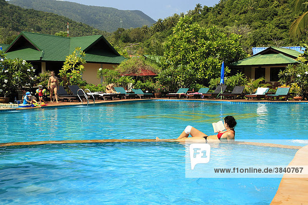 Frau liest im Swimmingpool Ko Phangan Thailand Asien