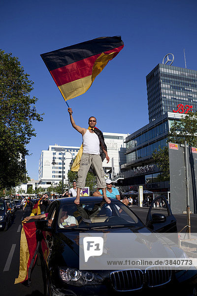 Fans jubeln nach dem Achtelfinale der Fußball WM 2010 mit einem Autokorso  Berlin  Deutschland  Europa