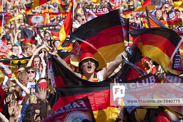 Fans beim Achtelfinale der Fußball WM 2010 auf der Berliner Fanmeile  Berlin  Deutschland  Europa