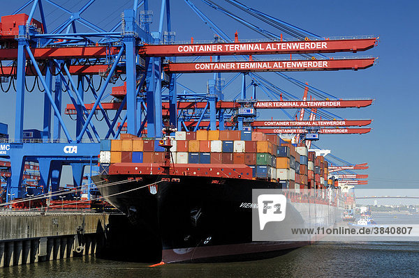 Containerfrachter am Containerterminal Altenwerder in Hamburg  Deutschland  Europa