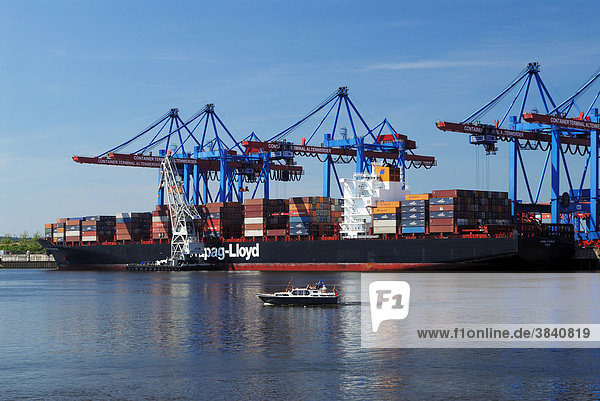 Containerfrachter von Hapag-Lloyd am Containerterminal Altenwerder und Motorboot auf der Süderelbe in Hamburg  Deutschland  Europa