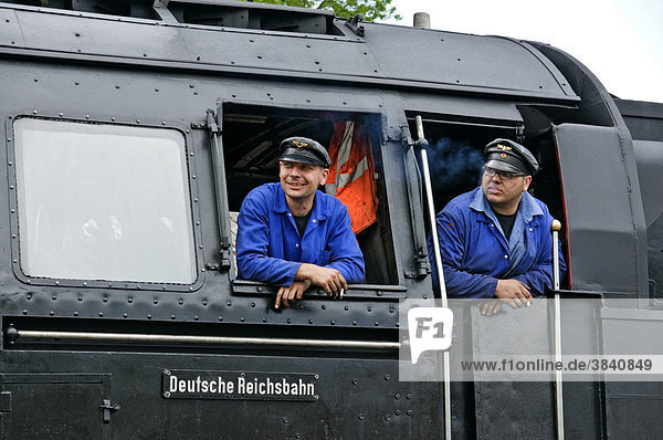 Crew of German Class 50 steam locomotive no. 50 3501 at Neuenmarkt  Franconia  Bavaria  Germany  Europe