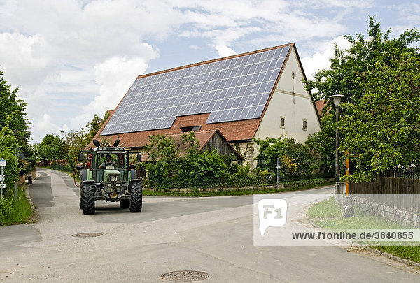 Sonnenkollektoren auf landwirtschaftlichem Gebäude bei Voggendorf  Uehlfeld  Mittelfranken  Bayern  Deutschland  Europa