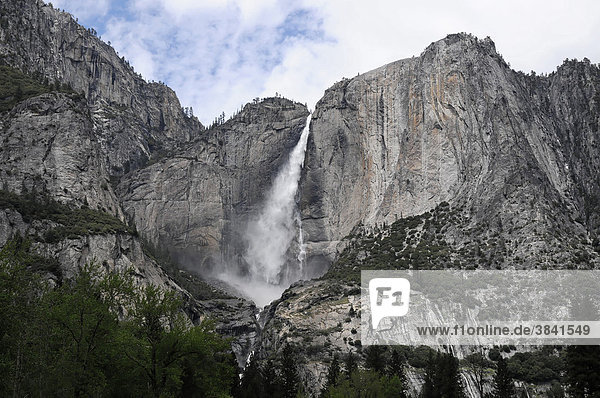 Die Lower Yosemite Falls im Yosemite Nationalpark  Kalifornien  USA  Nordamerika