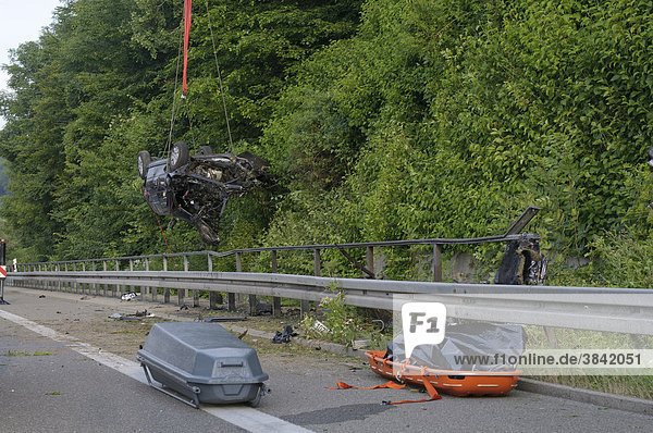 Sarg  Bahre und Autowrack auf der B 27 nach Verkehrsunfall mit zwei Toten  Pliezhausen  Baden-Württemberg  Deutschland  Europa