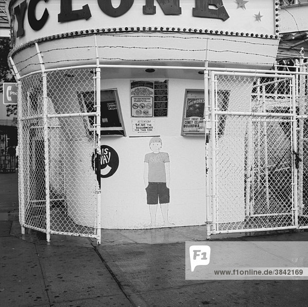 Ein altes Fahrgeschäft namens Cyclone zeigt die Mindestgröße für die Fahrgäste  Coney Island  New York  USA