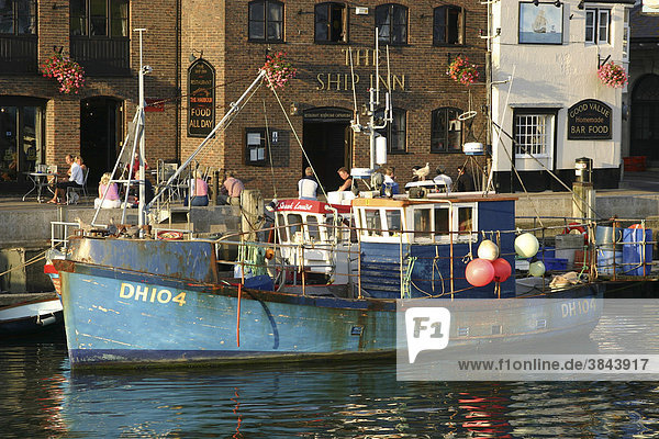 Kommerzieller Fischfang  Fischerboote und öffentliche Gebäude am Wasser  Hafen von Weymouth  Dorset  England  Großbritannien  Europa