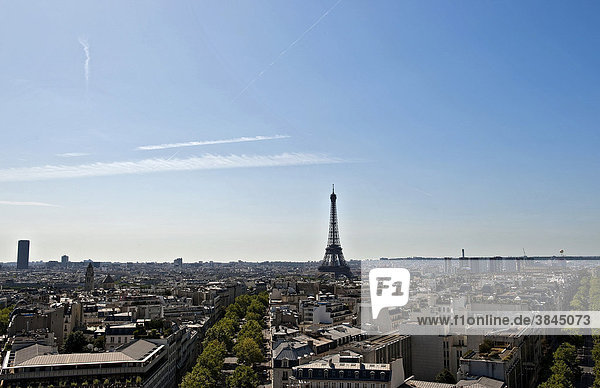 Blick vom Arc de Triomphe  Triumphbogen  auf den Eiffelturm und über die Dächer von Paris  Ile de France  Frankreich  Europa