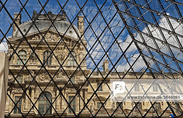 Glass pyramid  MusÈe du Louvre  Louvre Museum  Paris  Ile de France region  France  Europe