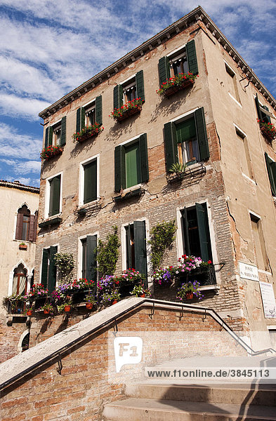 Wohnhaus an der Brücke Santa Maria Nova  Venedig  Venetien  Italien  Europa
