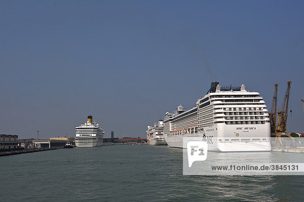 Große Kreuzfahrtschiffe  Costa Serena und MSC Musica  im Hafen von Venedig  Venetien  Italien  Europa