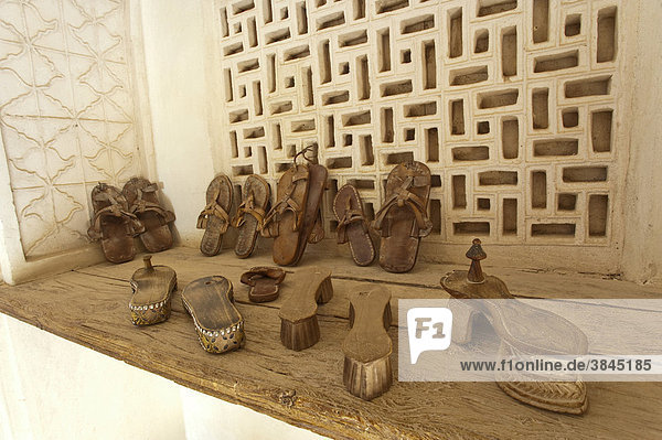 Historisches omanisches Schuhwerk  Jabrin Fort  Oman  Naher Osten