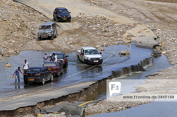 Autowäsche nach katastrophalem Wolkenbruch  Capital Area  Oman  Naher Osten