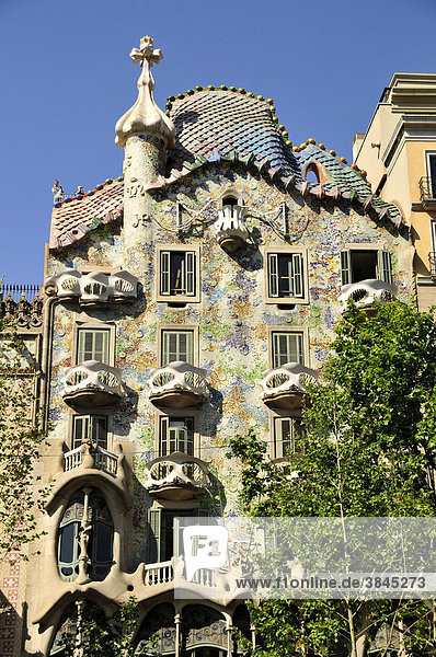 Fassade der Casa BattlÛ des berühmtesten spanischen Baumeisters Antoni GaudÌ im Stil des Modernisme  Barcelona  Spanien  Iberische Halbinsel  Europa