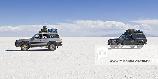 Four wheel drive cars on the Salar de Uyuni  Potosi  Bolivia  South America