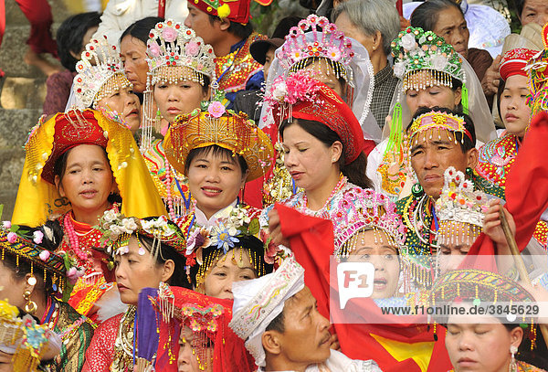 Traditionell gekleidete Zuschauer beim wichtigsten Fest der Cham  Tempel von Po Nagar  Nha Trang  Vietnam  Südostasien