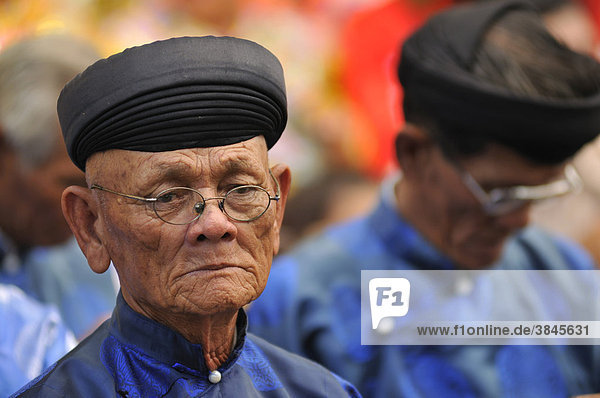 Hoher Geistlicher auf dem größten und wichtigsten religiösen Festival der Cham  Po Nagar Tempel  Vietnam  Südostasien