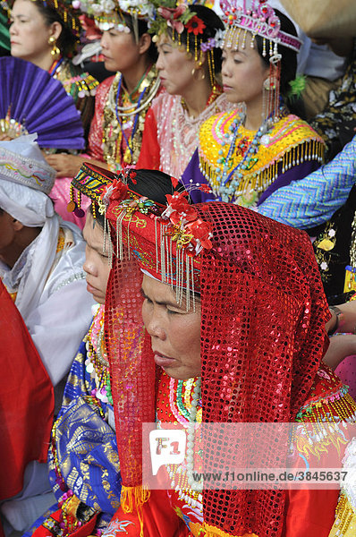 Zuschauer in traditioneller Kleidung auf dem größten und wichtigsten religiösen Festival der Cham  Po Nagar Tempel  Vietnam  Südostasien