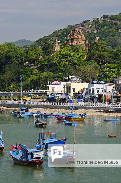 Fischerboote  Hafen von Nha Trang am Fluss Cai  dahinter Po Nagar  Vietnam  Südostasien