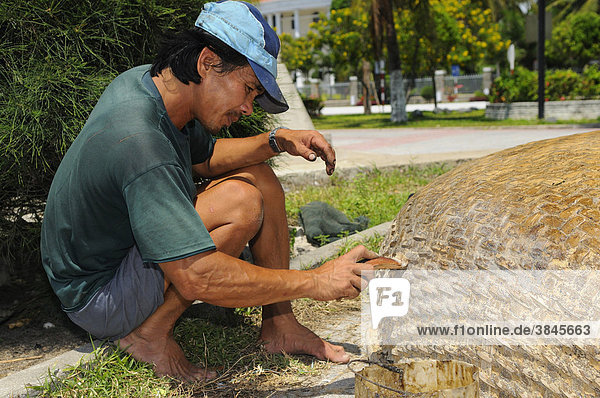 Fischer repariert sein traditionelles rundes Weidenboot  Vietnam  Südostasien