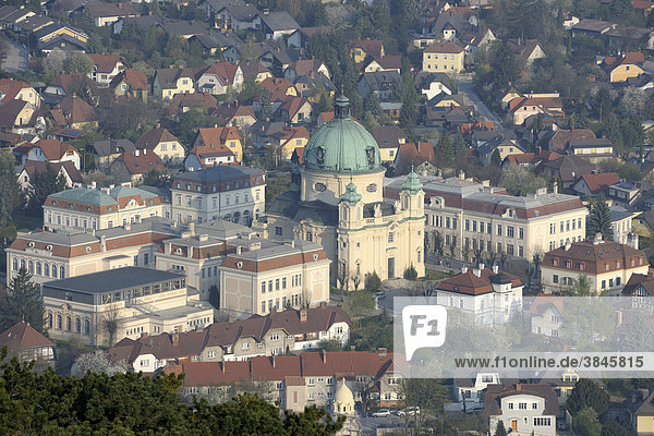 Blick auf Margaretenkirche  Aussichtswarte Guglzipf  Berndorf  Triestingtal  Niederösterreich  Österreich  Europa