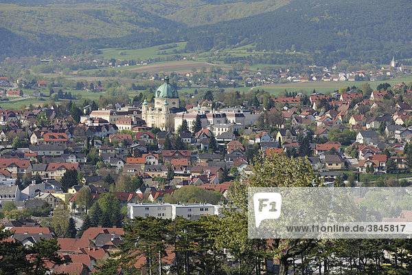 Blick auf Berndorf  Kremesberg  Triestingtal  Niederösterreich  Österreich  Europa