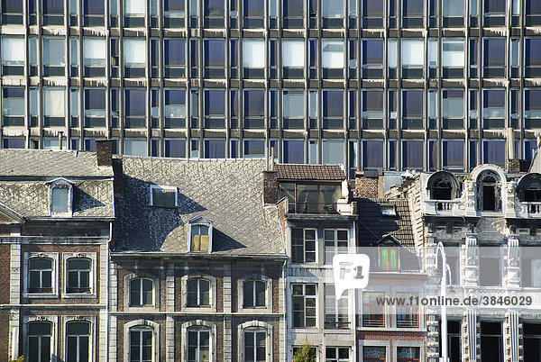 Jugendstilhäuser an der Maas  dahinter ein Hochhaus  Quai de la Goffe  Lüttich  LiËge  Wallonien  Belgien  Europa