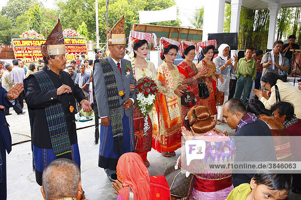 Bride and groom with bride's parents  wedding ceremony  Siantar  Batak region  Sumatra  Indonesia  Asia