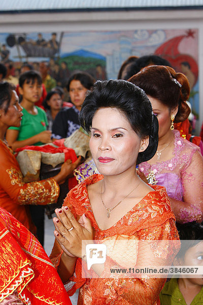 Frau mit gefalteten Händen  Gäste einer Hochzeitszeremonie  Siantar  Batak Region  Sumatra  Indonesien  Asien