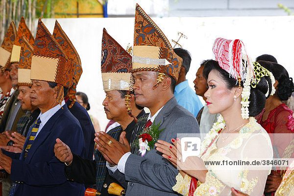 Brautpaar mit gefalteten Händen  Hochzeitszeremonie  Siantar  Batak Region  Sumatra  Indonesien  Asien