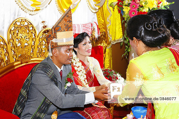 Brautpaar werden Speisen gereicht  Hochzeitszeremonie  Siantar  Batak Region  Sumatra  Indonesien  Asien