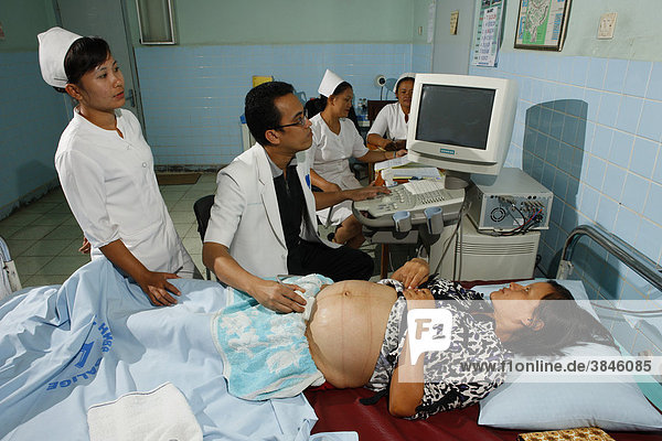 Schwangere bei Vorsorgeuntersuchung  Ultraschall  Krankenhaus  Balinge  Batak Region  Sumatra  Indonesien  Asien