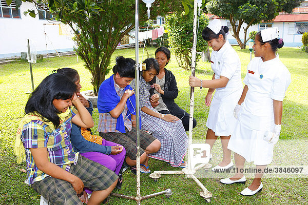 Krankenpflege im Garten  Krankenhaus  Balinge  Batak Region  Sumatra  Indonesien  Asien
