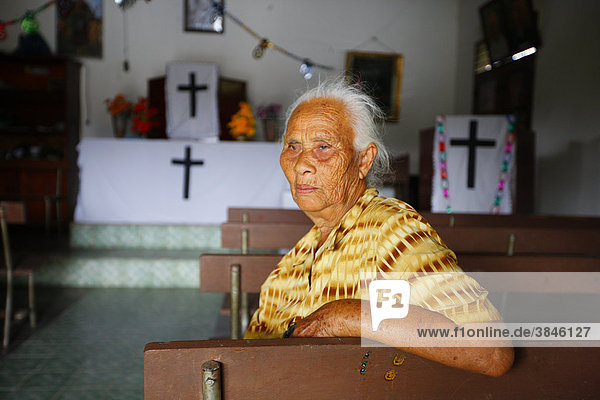 Alte Frau  Portrait  in der Kirche  Sipirok  erste Missionsstation auf Sumatra  Indonesien  Asien