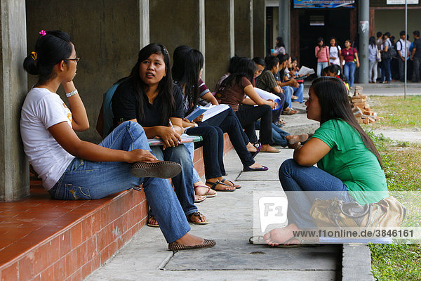 Studenten vor der Dr. Nommensen Universität  Medan  Sumatra  Indonesien  Asien