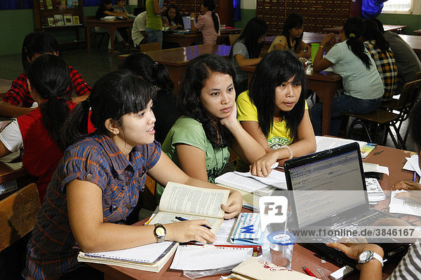 Studenten während der Vorlesung  Gruppenarbeit  Dr. Nommensen Universität  Medan  Sumatra  Indonesien  Asien