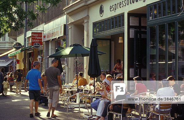 espressobar  Restaurant und StraßencafÈ in der Bergmannstraße  Flaniermeile in Kreuzberg  Berlin  Deutschland  Europa