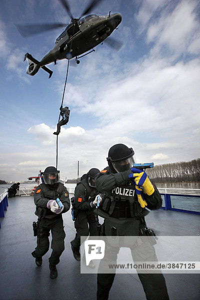 Einsatzübung von Spezialeinheiten der Polizei  Zugriff auf ein Fahrgastschiff auf dem Rhein  Nordrhein-Westfalen  Deutschland  Europa