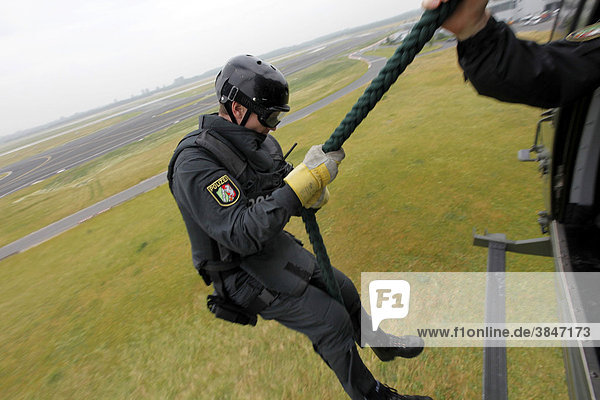 Operational rehearsal  officers of the spezialeinsatzkommando  SEK  a special response unit of the German state police force  abseiling or fast-roping from a helicopter  North Rhine-Westphalia  Germany  Europe
