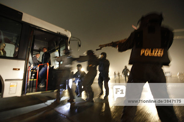 Einsatzübung eines Spezialeinsatzkommandos  SEK  der Polizei  Zugriff auf einen Bus  in dem Täter die Passagiere als Geiseln genommen haben  Nordrhein-Westfalen  Deutschland  Europa