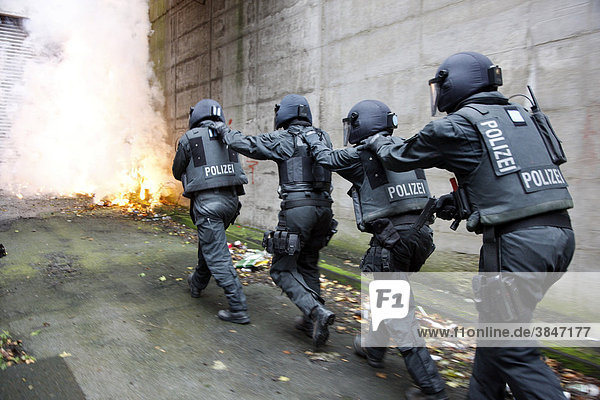 Einsatzübung eines Spezialeinsatzkommandos  SEK  der Polizei  Beamte stürmen ein Gebäude nach einer Türsprengung  Nordrhein-Westfalen  Deutschland  Europa