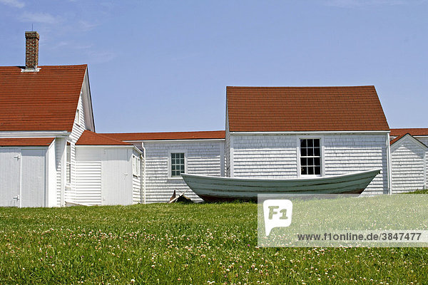 Haus des Leuchtturmwärters  Museum mit kleinem Boot  Dory  Künstlerkolonie  Monhegan Island  Küste von Maine  New England  USA