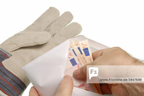Arbeiter mit Lohntüte  Geld in Umschlag