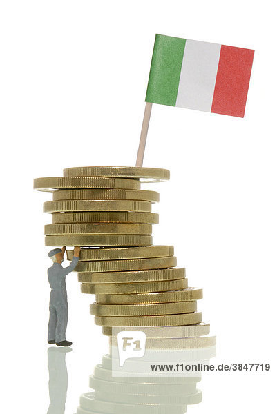 Arbeiterfigürchen stützt wackligen Eurostapel  darauf eine Italienfahne  Symbolbild  Eurokrise belastet die arbeitende Bevölkerung