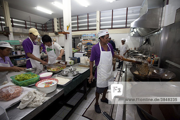 Thailändische Köche in einer Garküche in Rawai  Phuket  Thailand  Asien